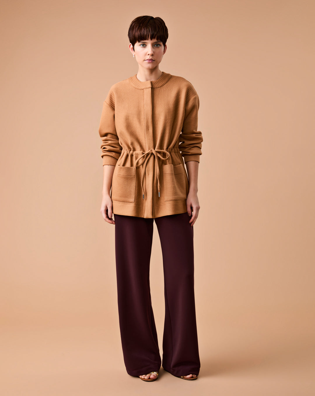 PARKA ISA CAMELO – Lila Deux | Moda Sofisticada e Atemporal